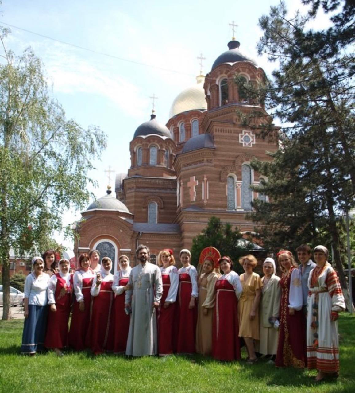 Группа в народных костюмах у собора